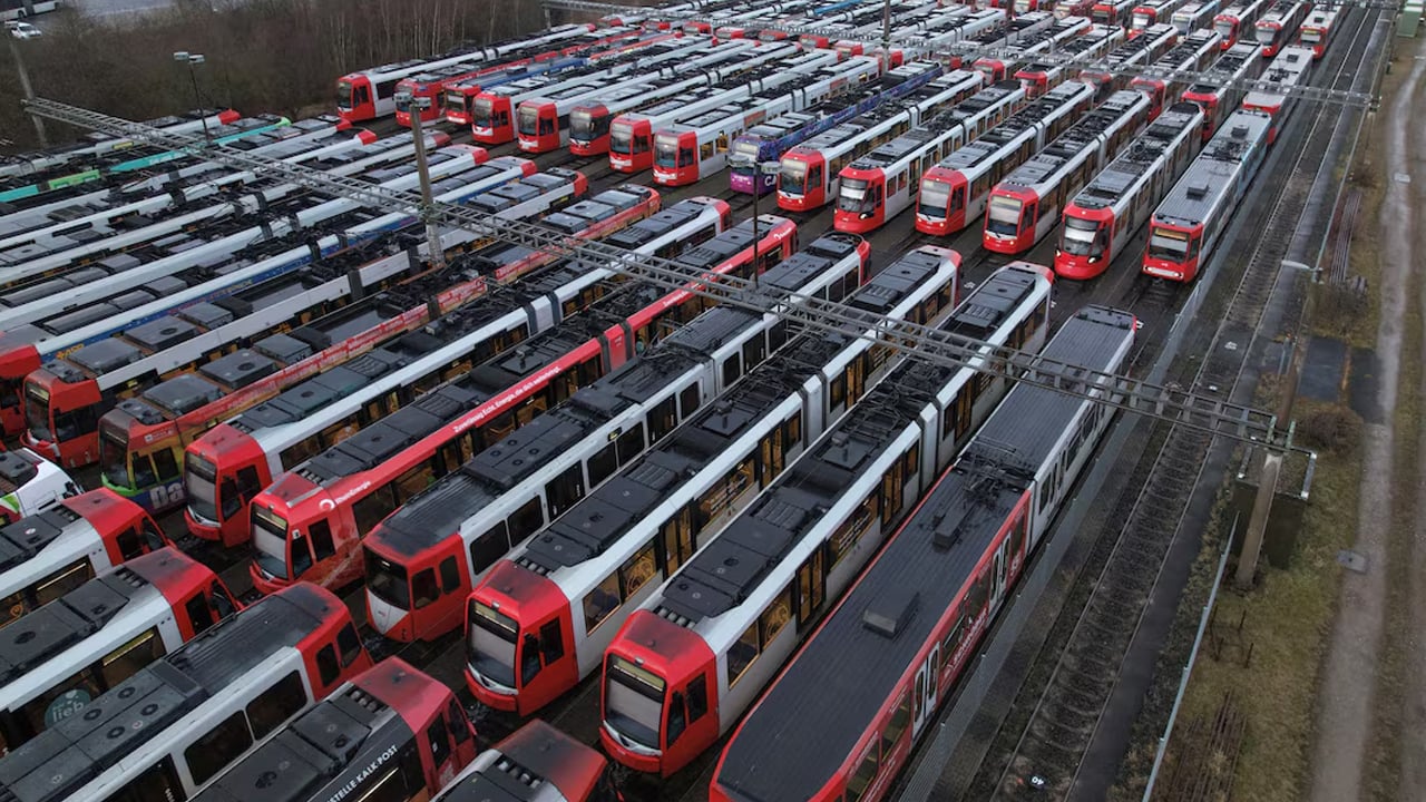 জার্মানিতে ১৫০ পরিবহন কোম্পানির ধর্মঘট, তীব্র ঠান্ডায় ভোগান্তিতে যাত্রীরা