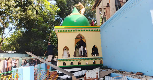 রাজবাড়ীর গোয়ালন্দ নুরাল পাগলের মাজারে হামলা-আগুন, নিহত ১