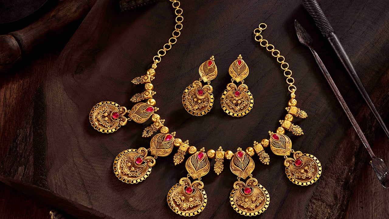 বিশ্ববাজারে স্বর্ণের দাম রেকর্ড ছুঁইছুঁই, কেন এই ঊর্ধ্বগতি