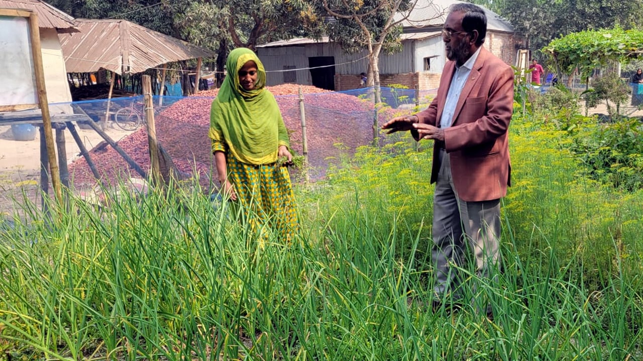 অনাবাদী আঙিনা এখন সবুজে ভরা, নারীদের হাতে বদলে যাচ্ছে গ্রাম