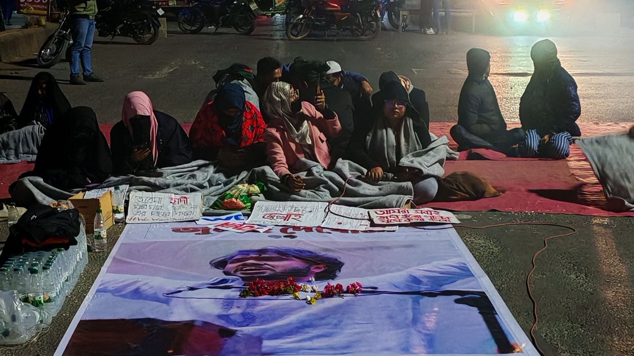 শহীদ হাদি হত্যার বিচারের দাবিতে রাজশাহী–ঢাকা মহাসড়ক অবরোধ