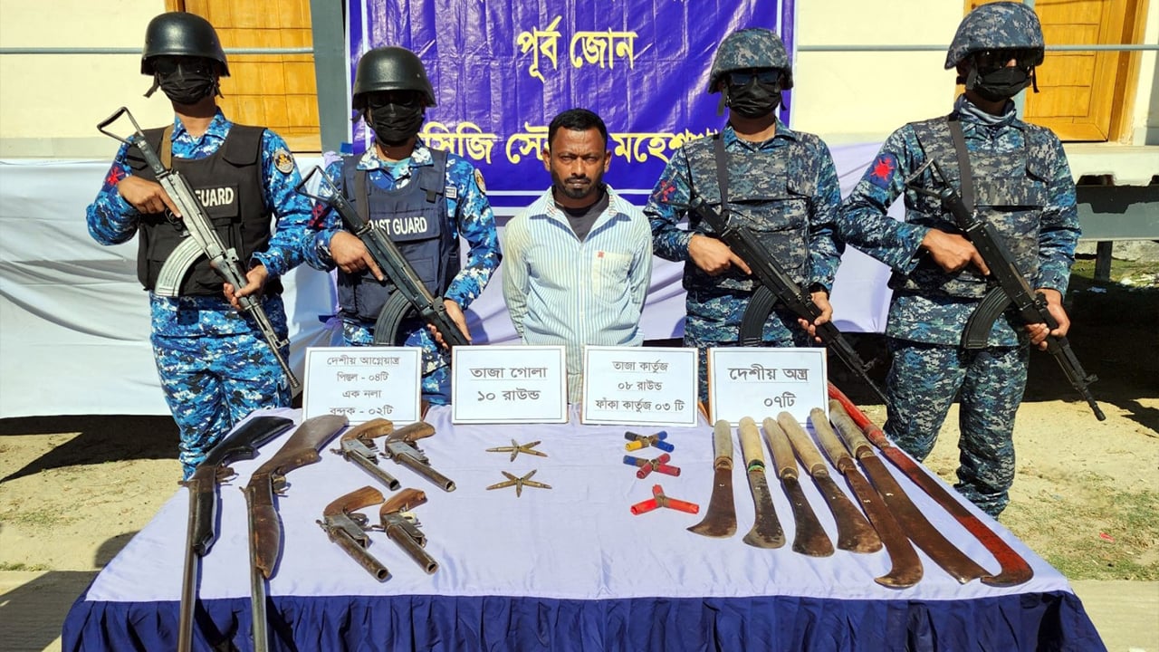 ছয় আগ্নেয়াস্ত্র ও বিপুল গোলা উদ্ধার, ‘কুখ্যাত সন্ত্রাসী’ আটক