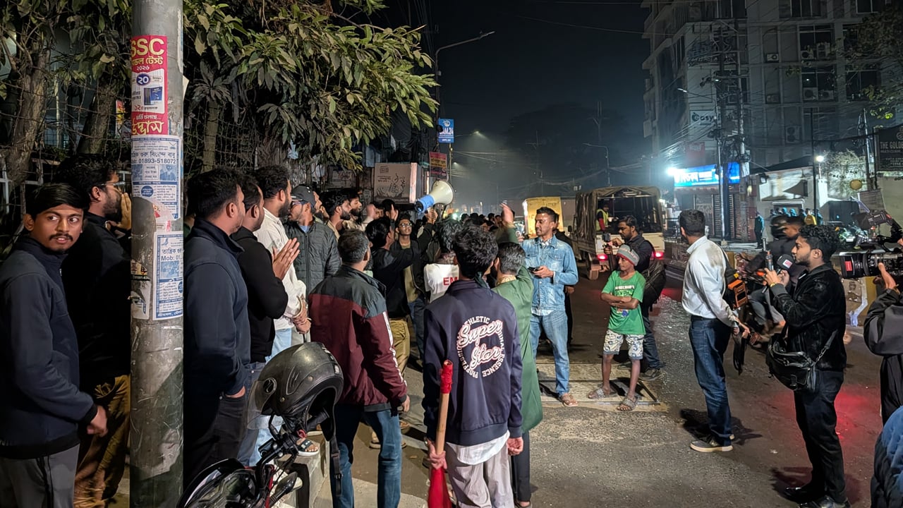 হাদি হত্যার প্রতিবাদে ভারতীয় অ্যাম্বাসির সামনে বিক্ষোভ, নওফেলের বাসায় আগুন