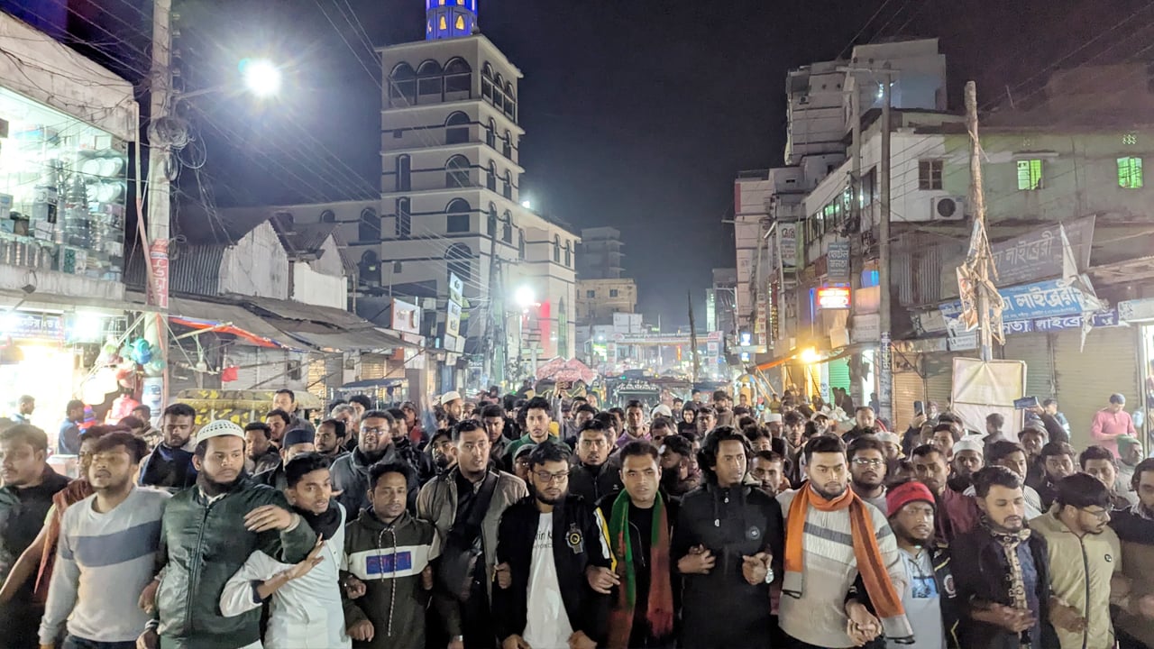 ওসমান হাদির মৃত্যুতে সারা দেশে বিক্ষোভ ও সড়ক অবরোধ