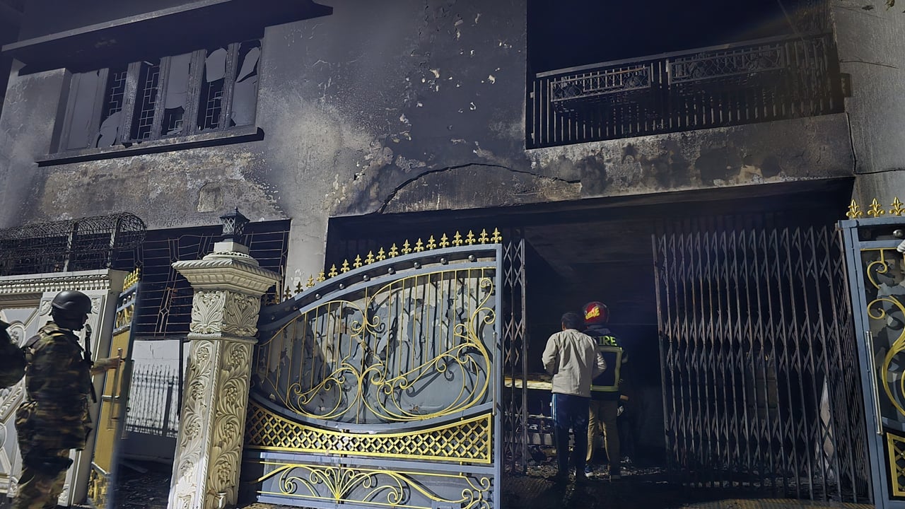 বান্দরবান বান্দরবানে সাবেক মন্ত্রী বাহাদুরের বাড়িতে অগ্নিসংযোগ