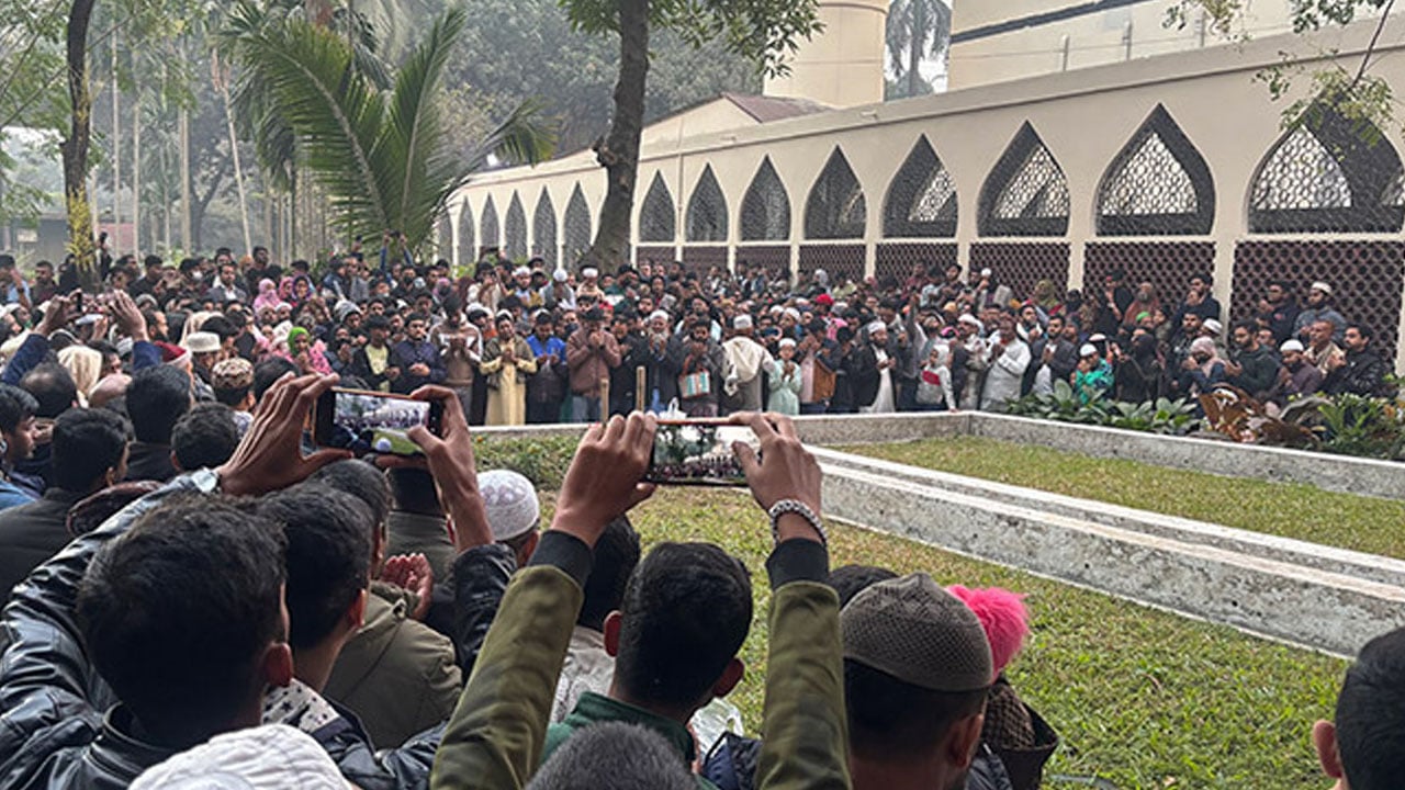 শহীদ হাদির কবর জিয়ারতে আজো মানুষের ঢল