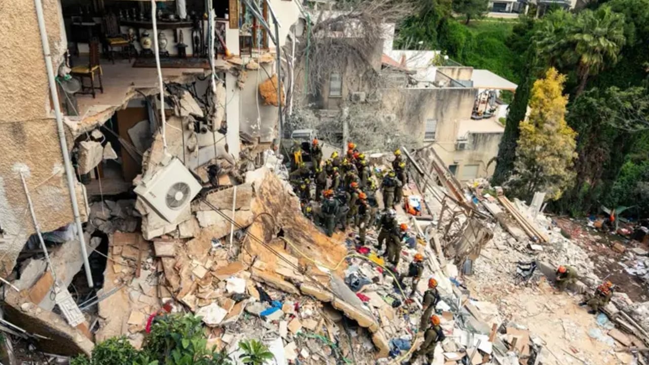 ইরানের হামলার পর হাইফায় ধ্বংসস্তূপ থেকে ৪ লাশ উদ্ধার