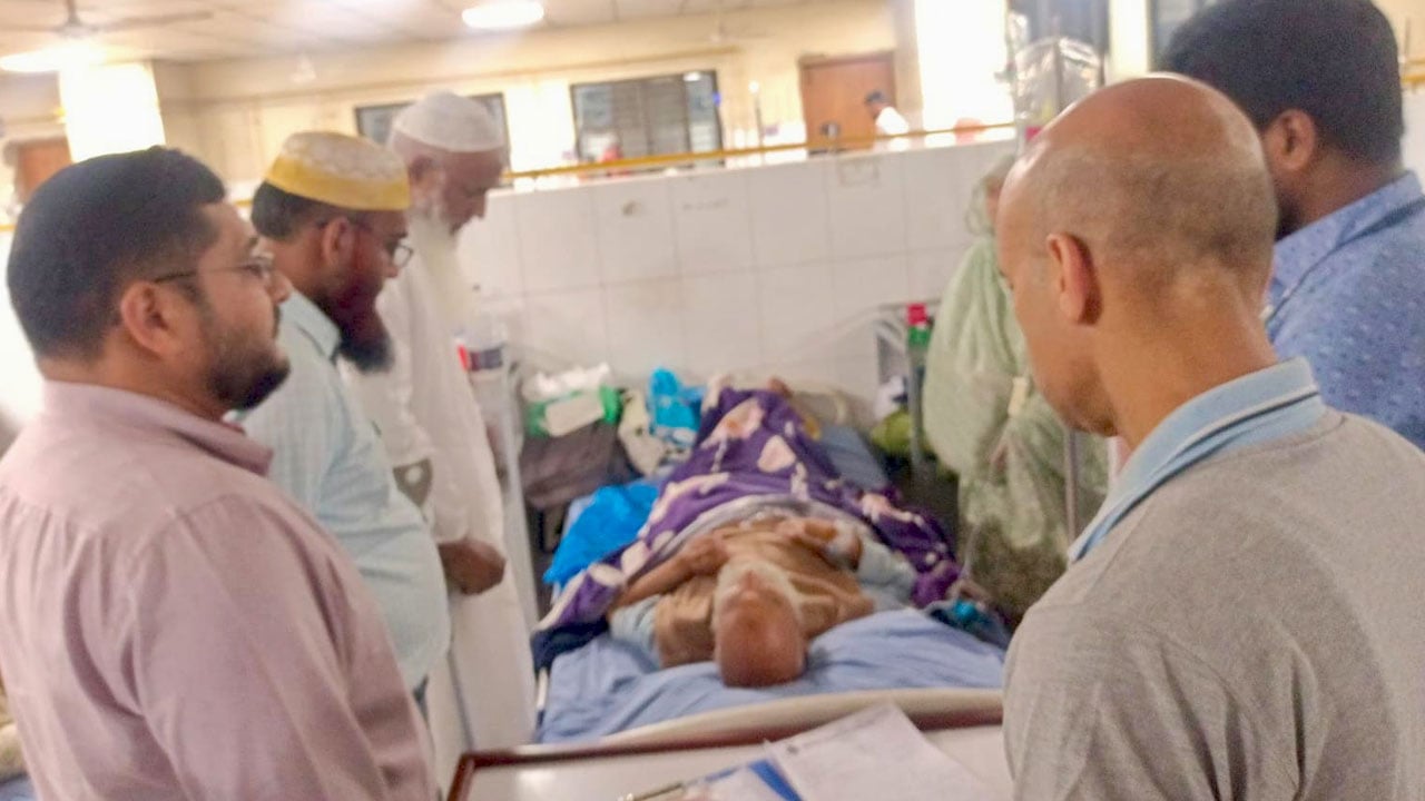 অসুস্থ হজযাত্রীর খোঁজ নিতে রাতে কুর্মিটোলা হাসপাতালে ধর্মমন্ত্রী কায়কোবাদ