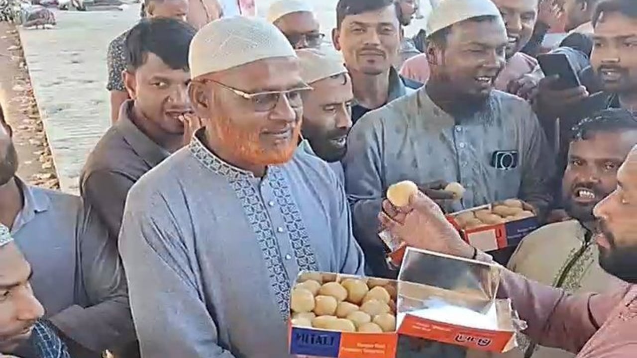 হাসিনার মৃত্যুদণ্ডের রায়ে পলাশবাড়ী জামায়াতের শোকরানা নামাজ ও মিষ্টি বিতরণ