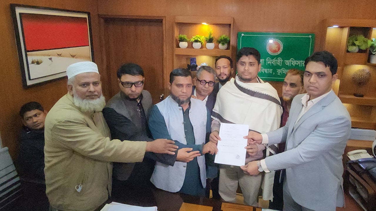 জামায়াত প্রার্থীকে সঙ্গে নিয়ে মনোনয়নপত্র জমা দিলেন হাসনাত