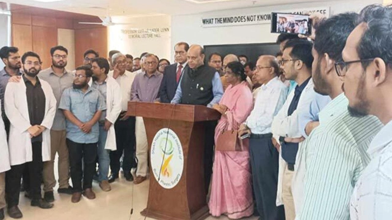 সরকারের আশ্বাসে ইন্টার্ন চিকিৎসকদের আন্দোলন স্থগিত