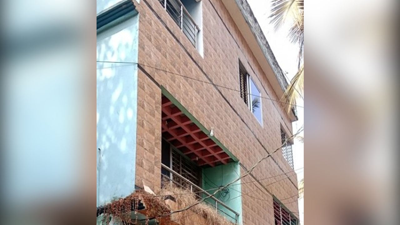 যশোরে আট যুবককে আটক করে ঢাকায় নিয়ে গেছে ডিবি