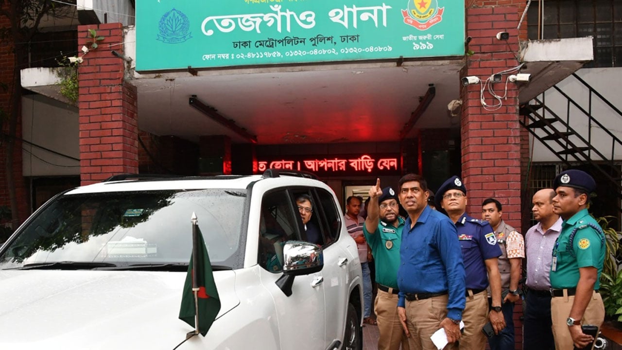 তেজগাঁও থানা আকস্মিক পরিদর্শনে স্বরাষ্ট্রমন্ত্রী, ওসি প্রত্যাহার
