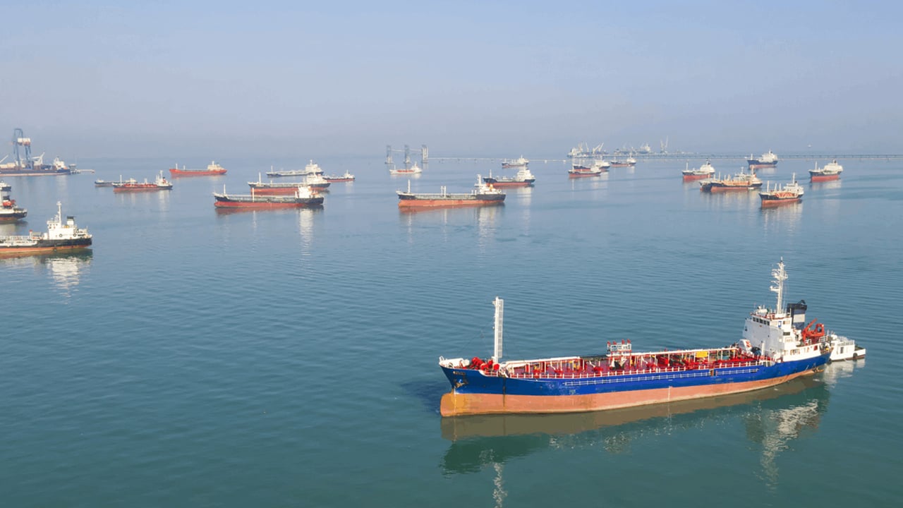 হরমুজ প্রণালির দুই পাশে আটকে পড়েছে শতাধিক জাহাজ