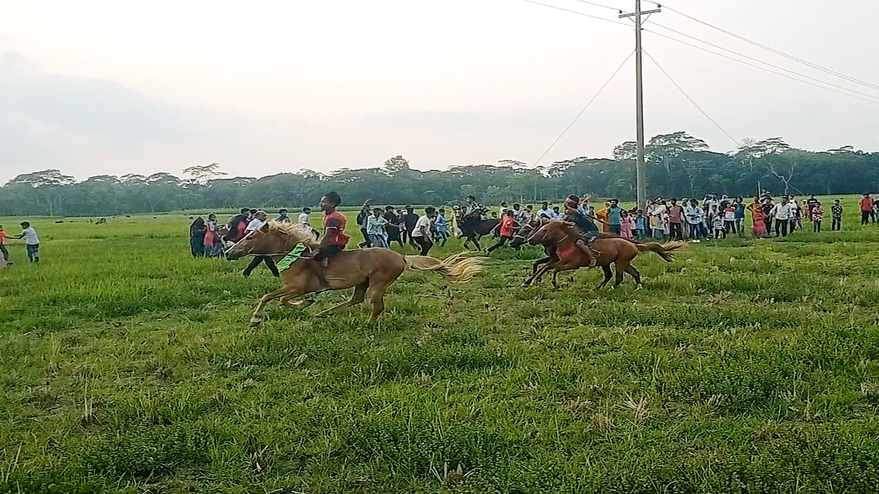 বরিশালের বাবুগঞ্জে বৈশাখী মেলা, ঐতিহ্যবাহী ঘোড়দৌড় দেখতে হাজারো মানুষের ঢল