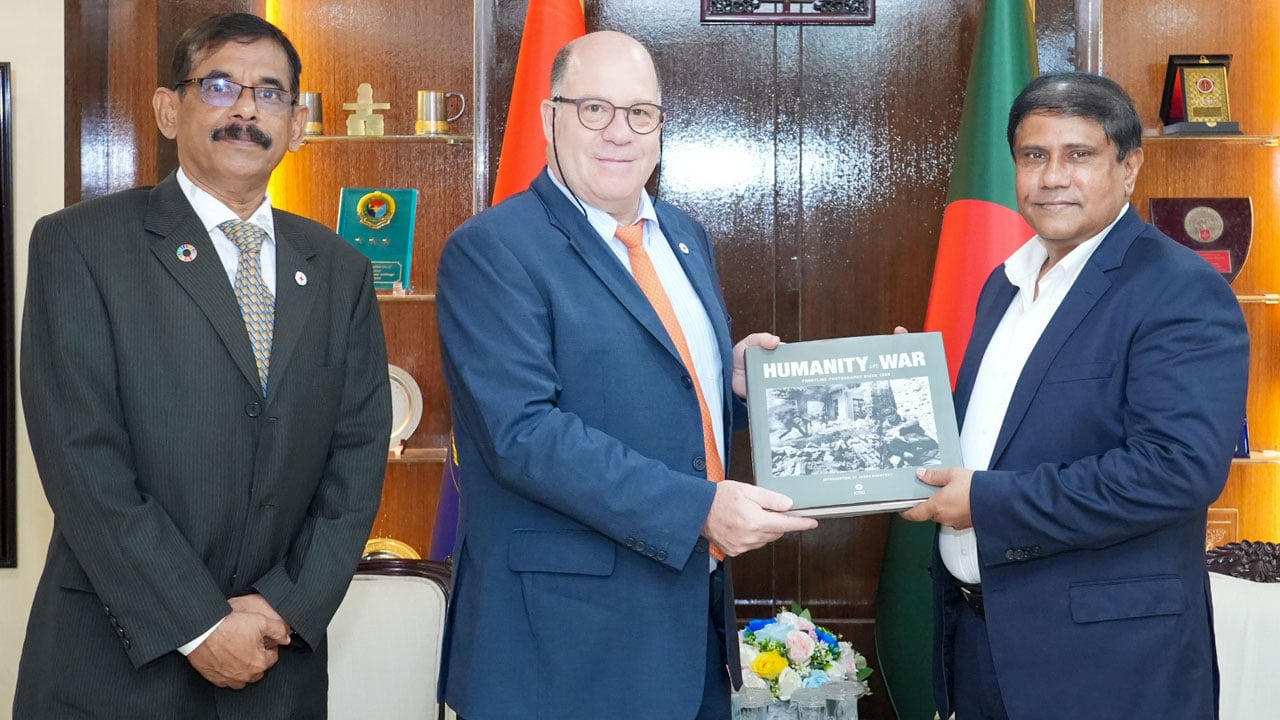 প্রতিরক্ষা উপদেষ্টার সঙ্গে আইসিআরসি প্রতিনিধি দলের প্রধানের সাক্ষাৎ