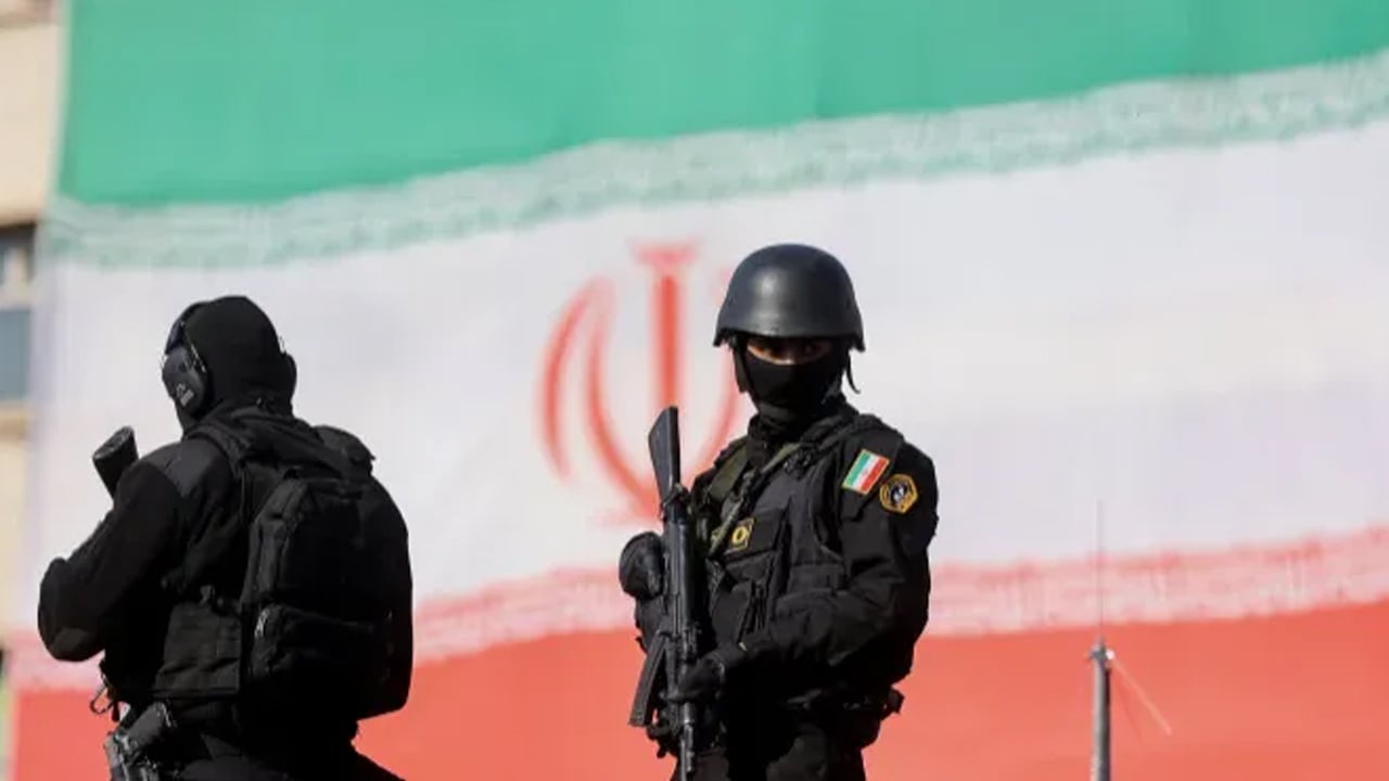 তেহরানে ৩৯ জন গ্রেপ্তার, স্টারলিংক ডিভাইসসহ অস্ত্র জব্দ