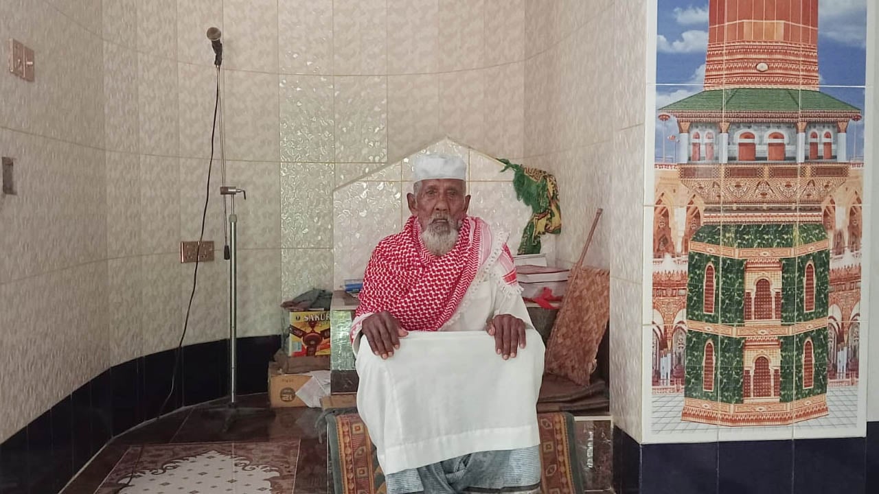 মসজিদের ইমাম ১১৮ বছর বয়সী ক্বারী মজিদ মোল্লা