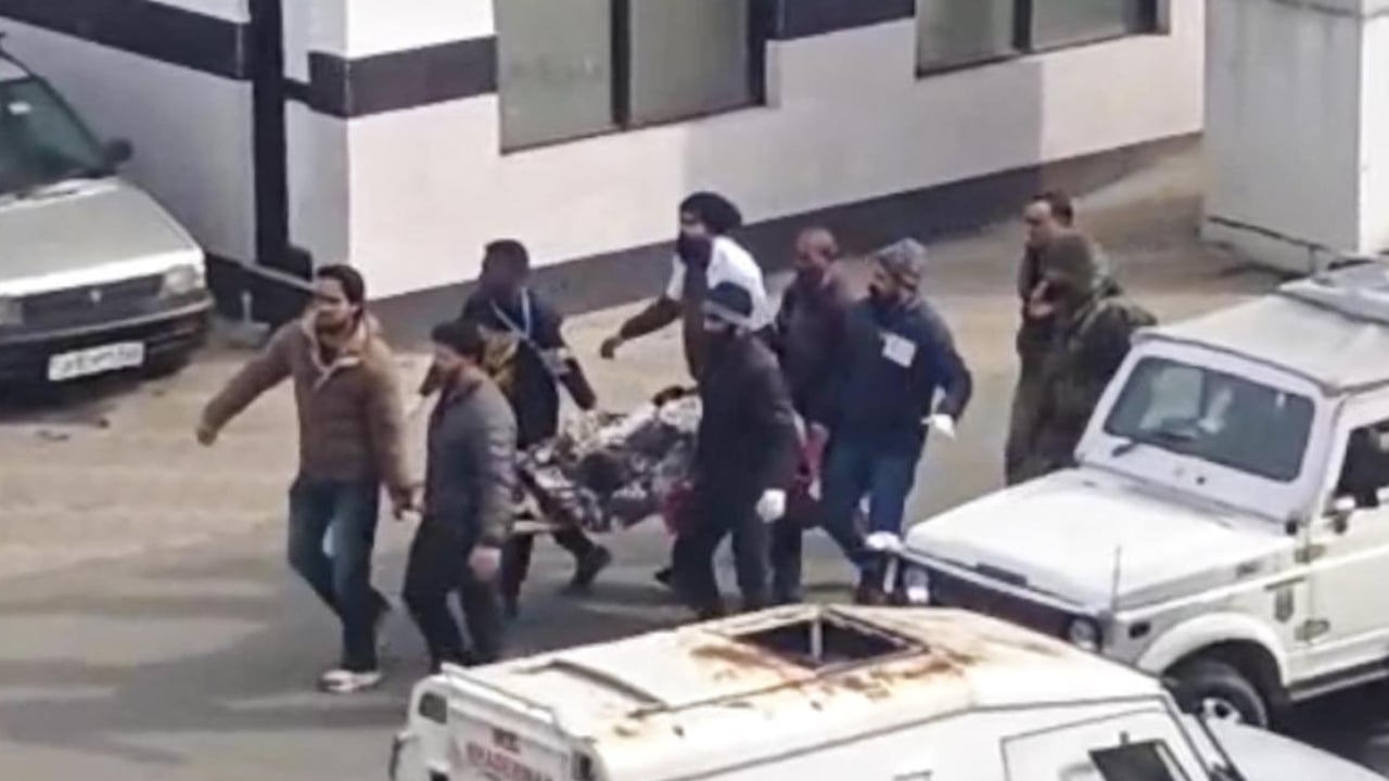 সেনা যান খাদে দুর্ঘটনায় ১০ ভারতীয় সেনা নিহত