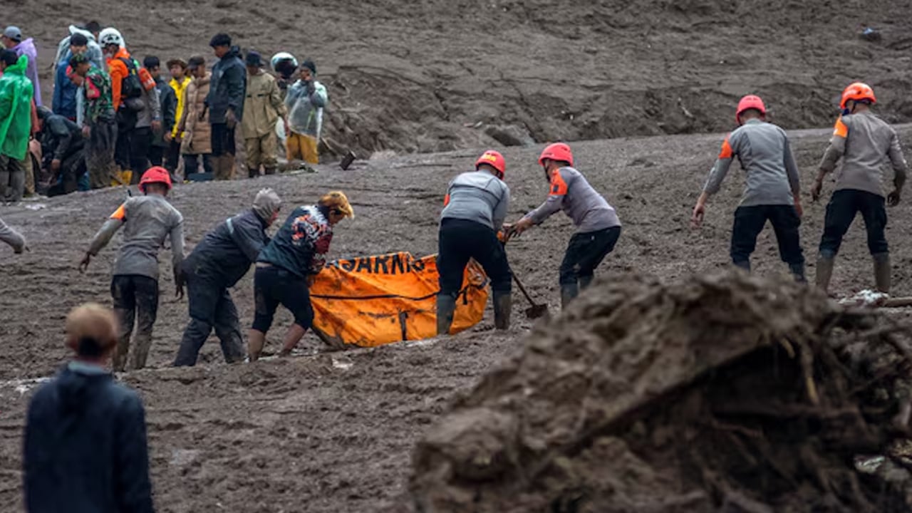 ইন্দোনেশিয়ায় ভূমিধসে নিহত বেড়ে ১০, নিখোঁজ ৮০