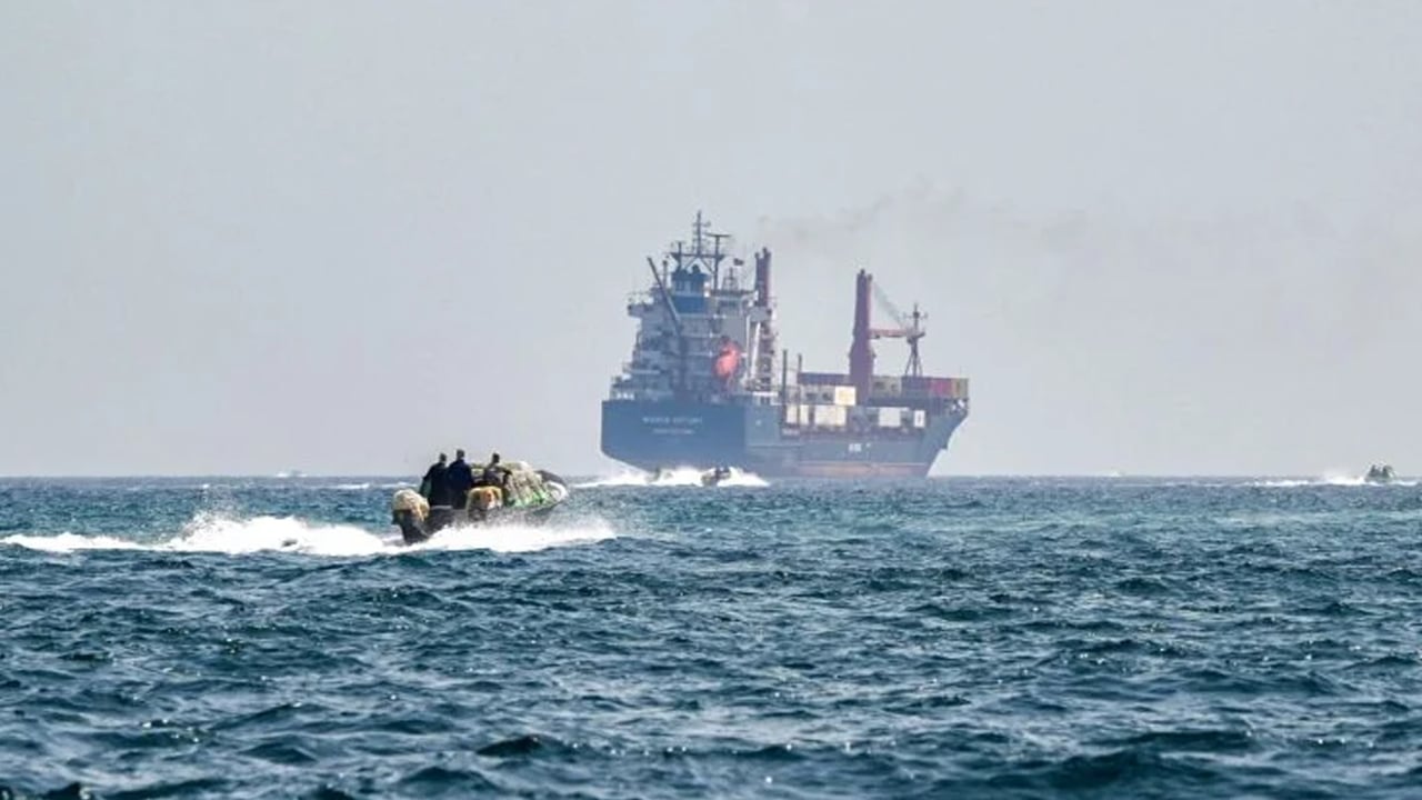 হরমুজ প্রণালিতে টাগবোট ডুবি, নিখোঁজ ৩ ইন্দোনেশীয় নাবিক
