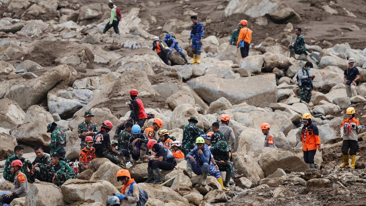 ইন্দোনেশিয়ায় ভূমিধসে মৃত বেড়ে ৬৪