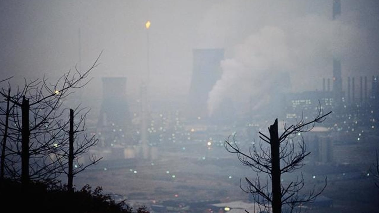 ইসরাইলি হামলায় জ্বলছে ইরানের তেলের ট্যাংক, অ্যাসিড বৃষ্টির আশঙ্কা