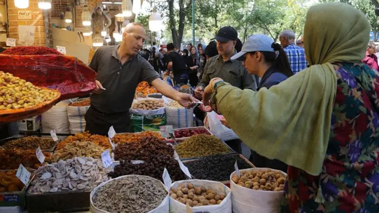 সরকারি জামানতে ‘বাকিতে কেনাকাটার’ সুযোগ দিল ইরান