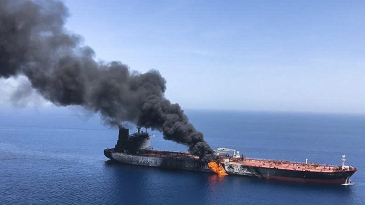 হরমুজ প্রণালীতে অজ্ঞাত বস্তুর আঘাতে জাহাজে আগুন
