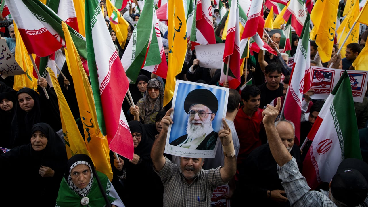 ট্রাম্পের আহ্বান উপেক্ষা করে সরকারের পাশে ইরানের জনগণ