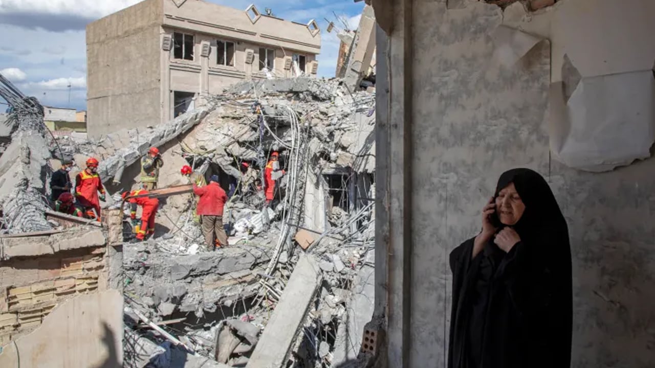 ইরানের আবাসিক এলাকায় হামলা, নারী-শিশুসহ নিহত ১৩