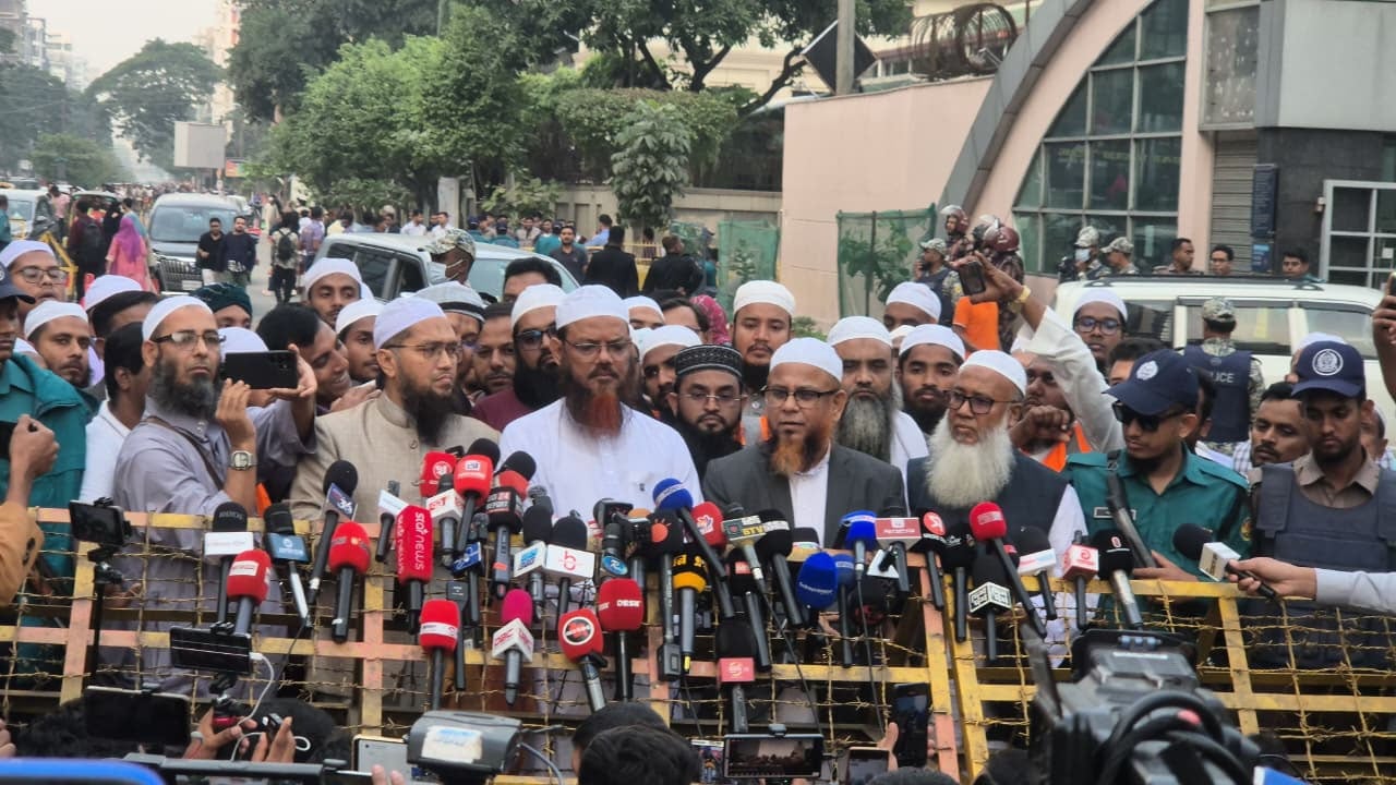 খালেদা জিয়ার চিকিৎসার খোঁজ নিতে হাসপাতালে মুফতি ফয়জুল করীম