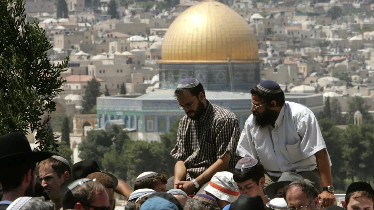 ইসরাইলি পুলিশের নিরাপত্তায় আল-আকসায় দখলদারদের ধর্মীয় আচার পালন