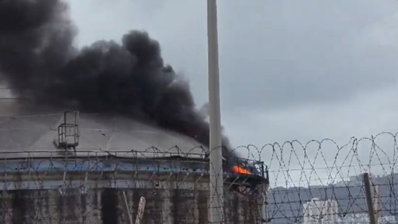 ইরানের হামলায় ইসরাইলের তেল শোধনাগারে আগুন