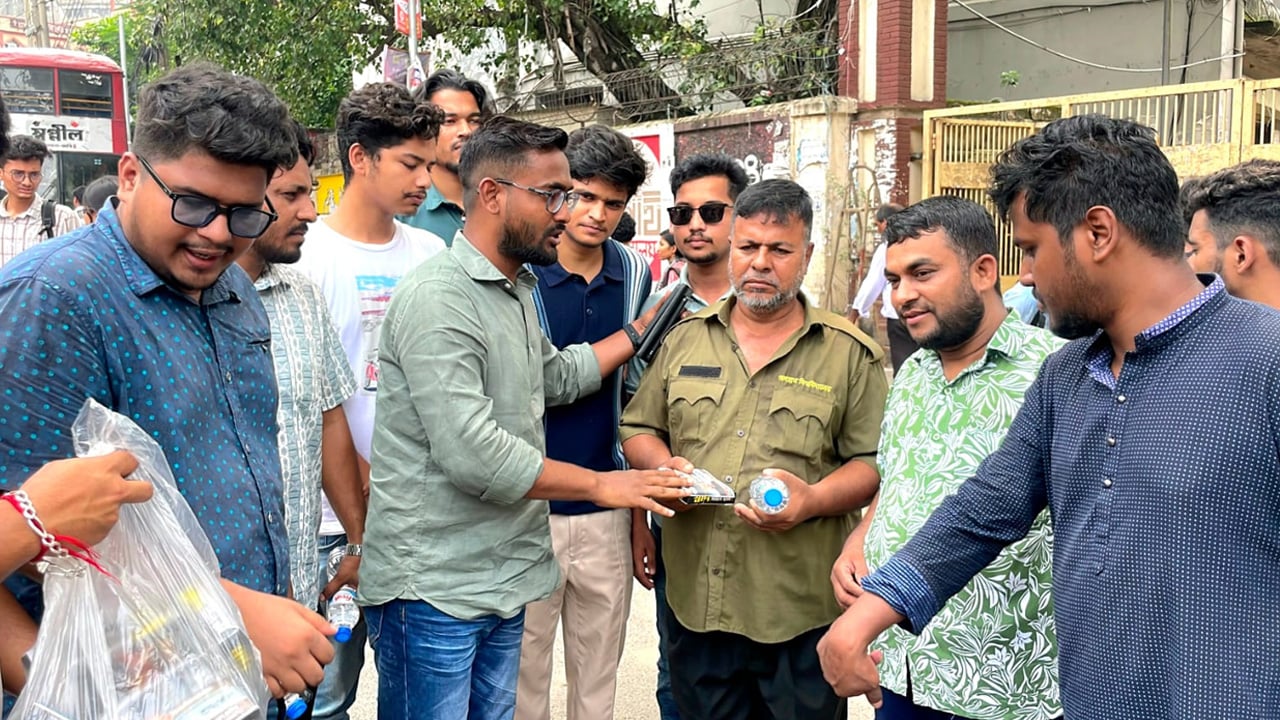 জিয়াউর রহমানের শাহাদাৎ বার্ষিকী উপলক্ষে জবিতে খাবার ও পানি বিতরণ