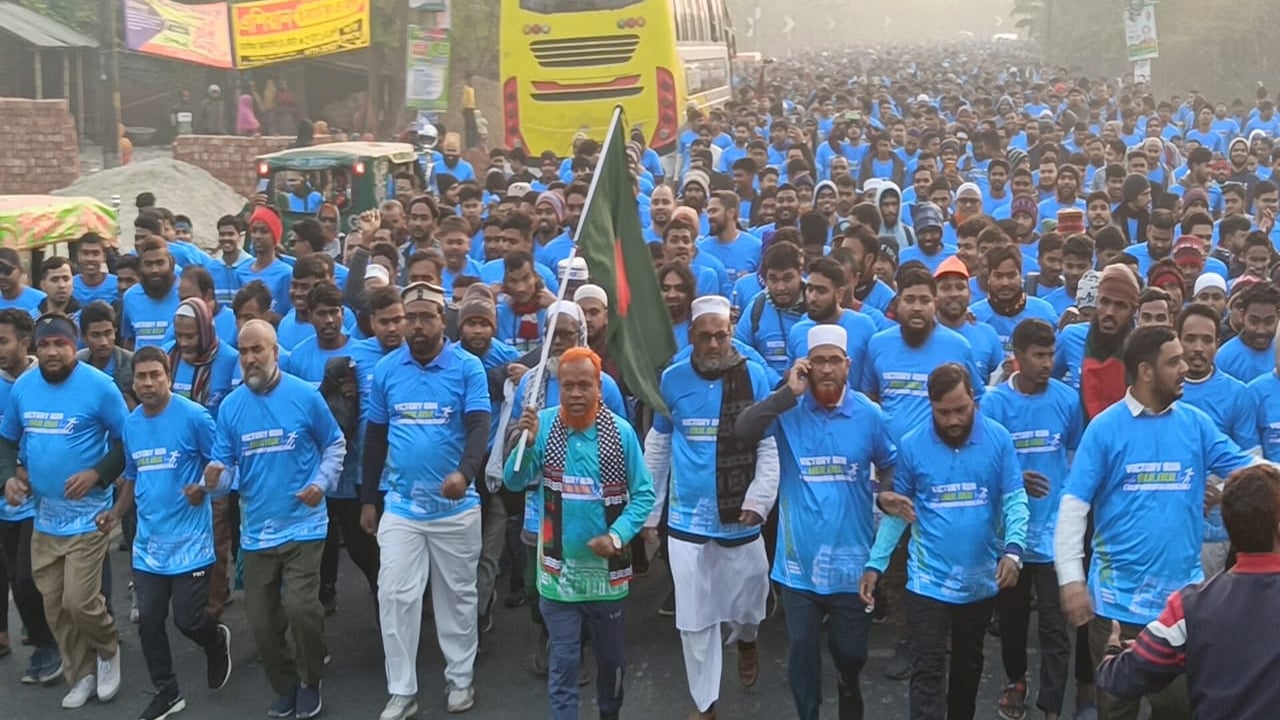 কনকনে ঠান্ডায় ৬ হাজার দৌড়বিদের ম্যারাথন