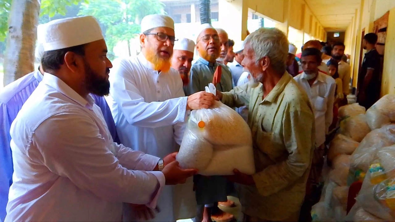ত্রাণ সহায়তা নিয়ে বন্যাকবলিত মানুষের পাশে জামায়াত নেতা শাহজাহান