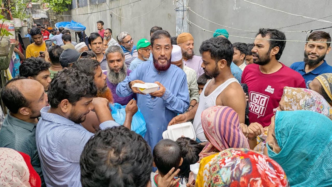 রাজধানীতে পানিবন্দি মানুষের পাশে জামায়াত নেতা সেলিম উদ্দিন