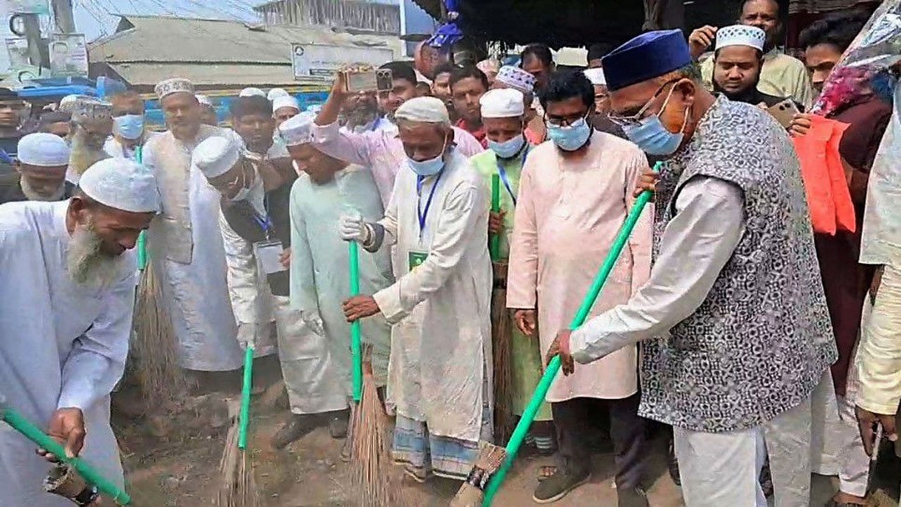 ঝাড়ু হাতে সড়ক ও হাসপাতাল পরিষ্কার করলেন এমপি আব্দুল আলীম