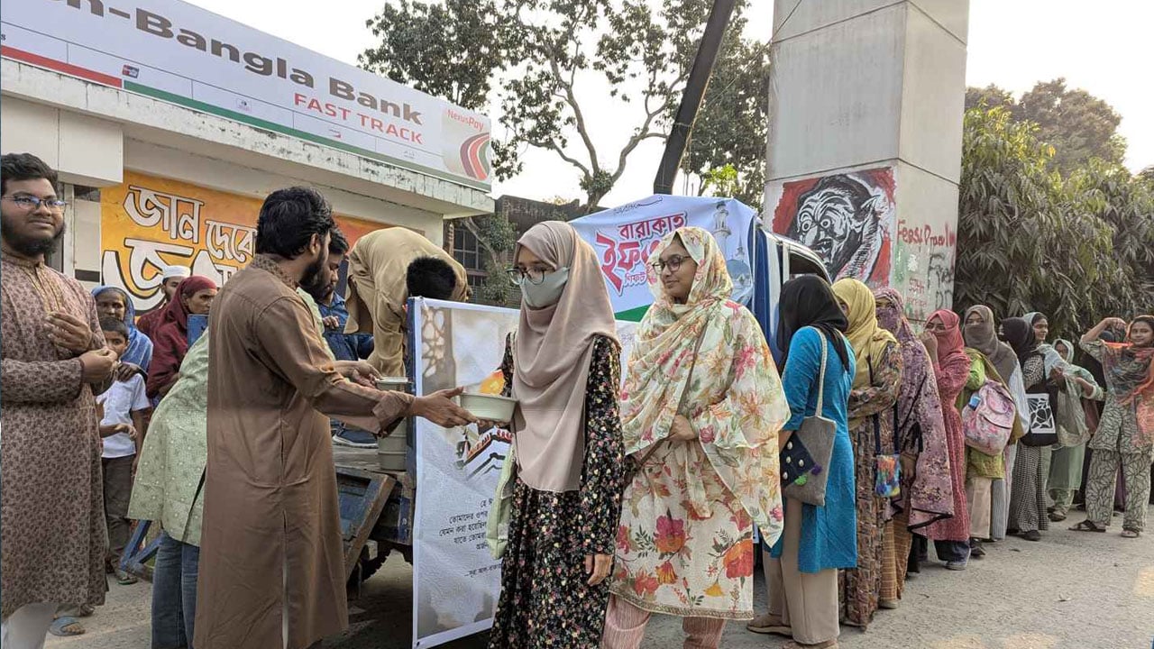 বাকৃবিতে শিবিরের ‘বারাকাহ ইফতারে’ সহস্রাধিক ছাত্রীর অংশগ্রহণ