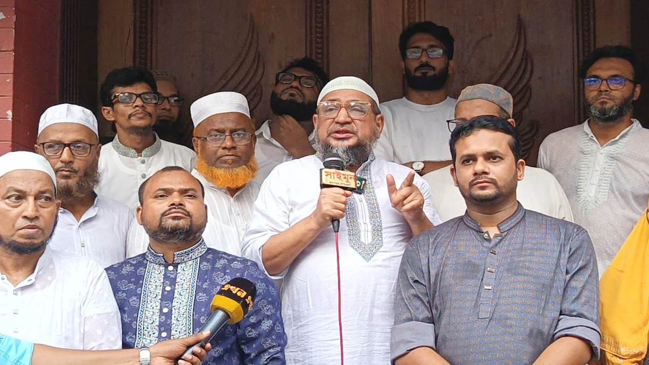 অন্যদেরকে গুপ্ত ট্যাগ দিয়ে লন্ডনে পালিয়ে থাকার ইতিহাস ঢাকতে চাইছেন