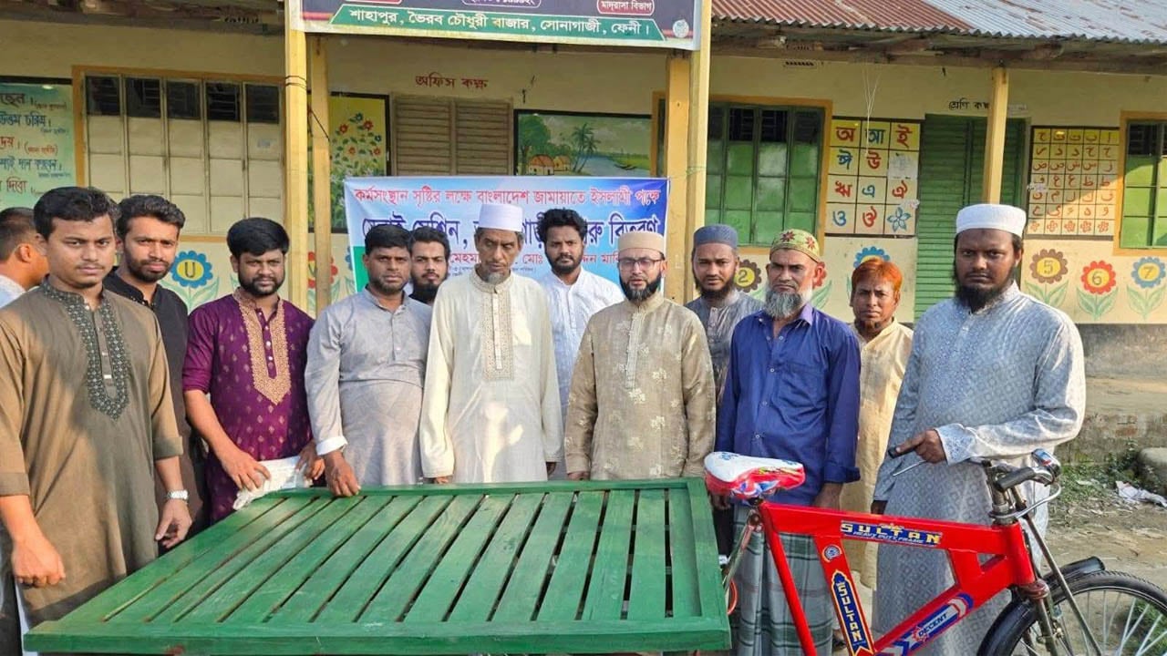 অসচ্ছল পরিবারের মাঝে ভ্যানগাড়ি, সেলাই মেশিন ও গরু বিতরণ জামায়াতের