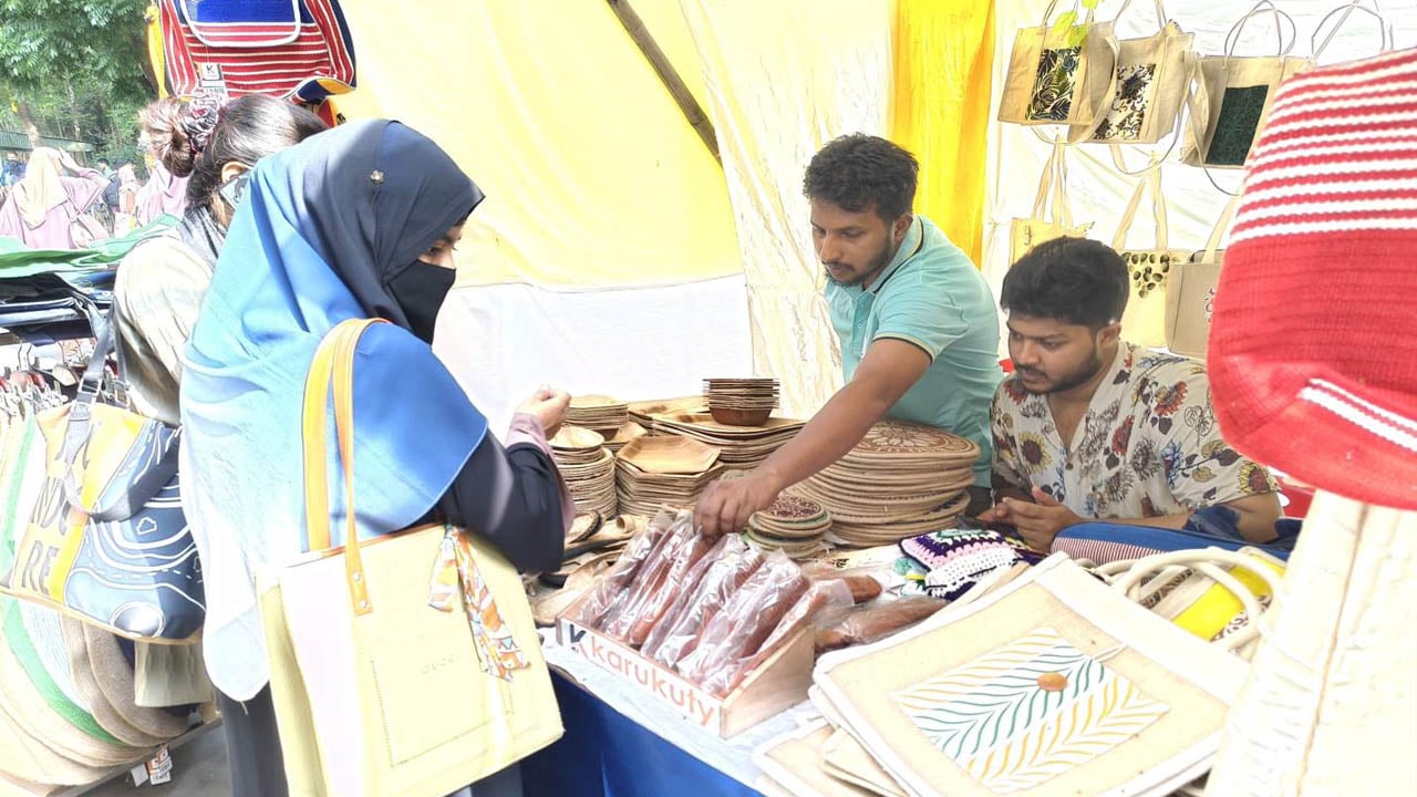 চাকসুর উদ্যোক্তা মেলায় দেশীয় পাটপণ্য থেকে চীনা সামগ্রীর সমাহার
