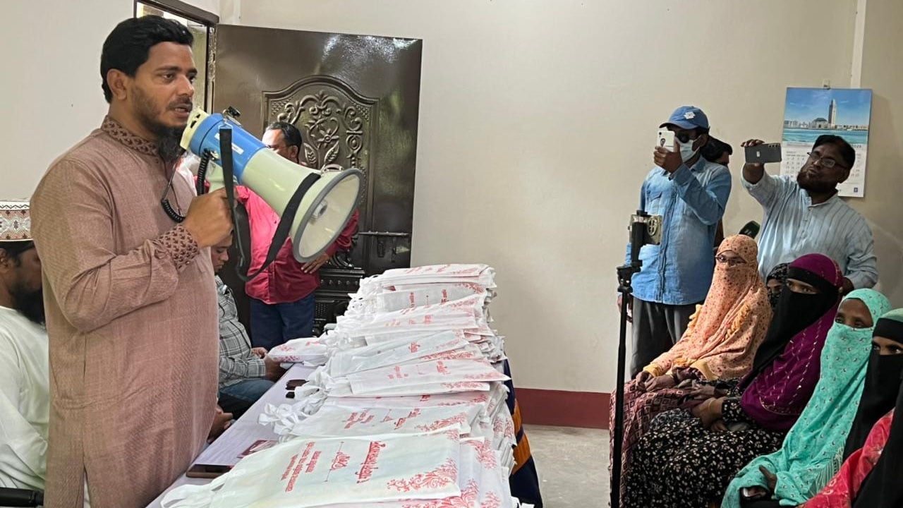 বাউফলে ৭০০ অসহায় নারীকে ঈদ উপহার দিলেন জামায়াতের এমপি মাসুদ