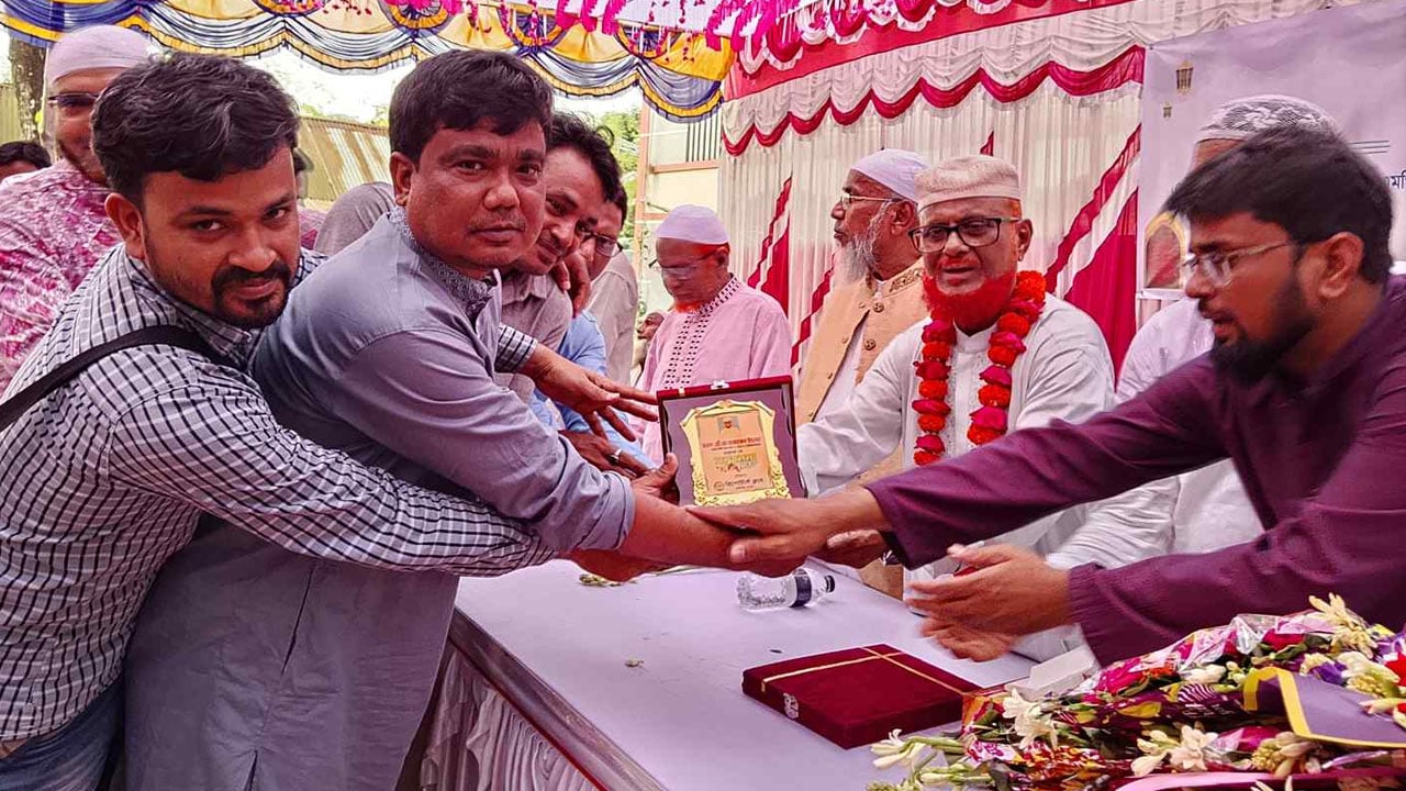 তারাগঞ্জে এমপি এটিএম আজহারুল ইসলামকে গণসংবর্ধনা