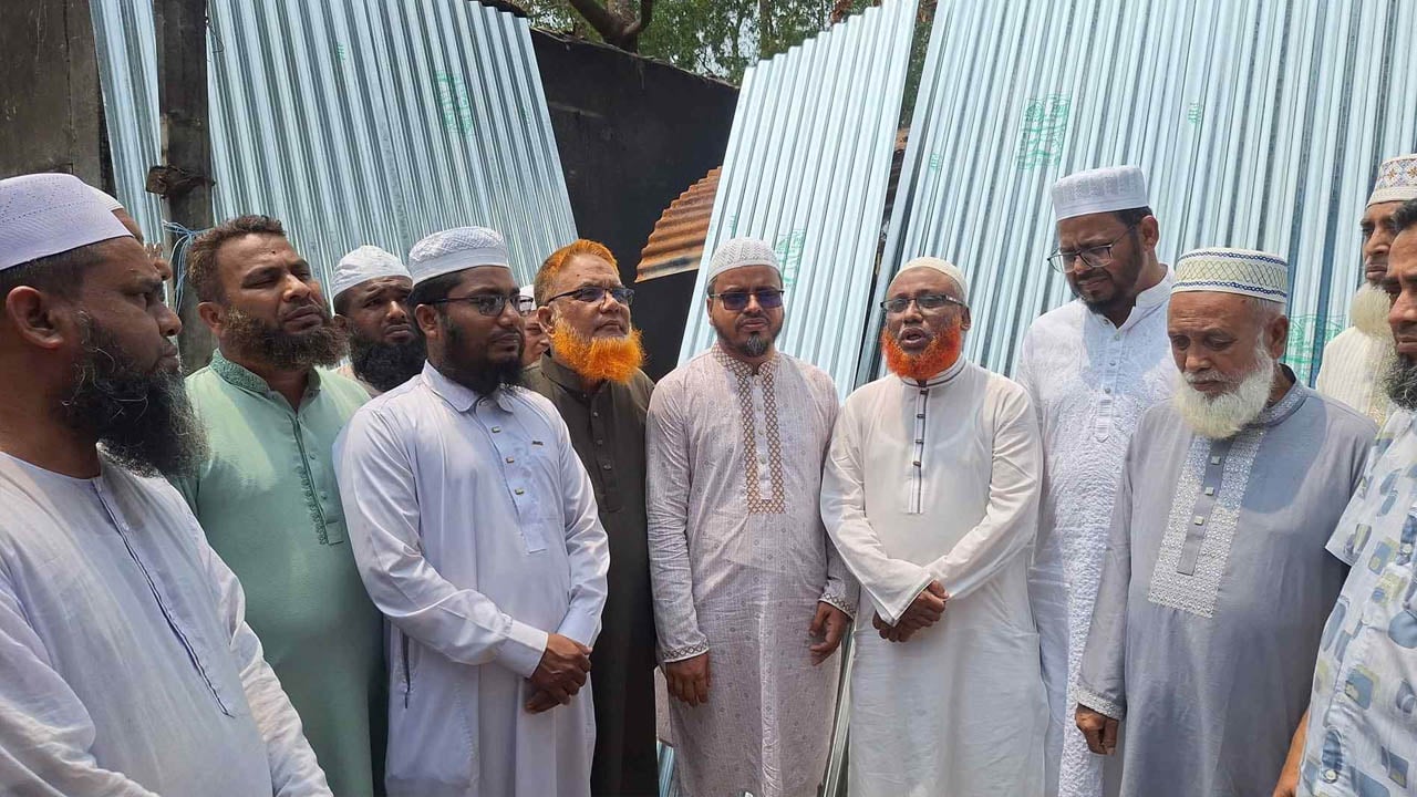 অগ্নিকাণ্ডে ক্ষতিগ্রস্ত পরিবারে জামায়াতে ইসলামীর ঢেউটিন বিতরণ