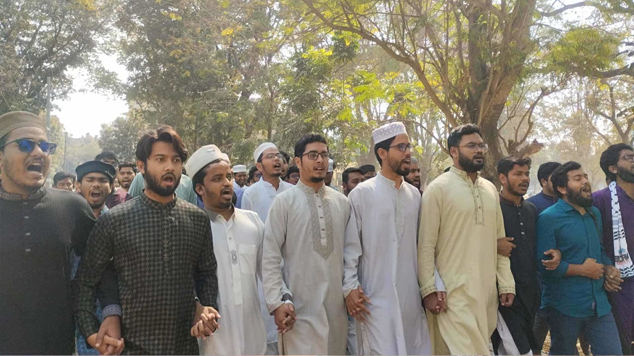 সারা দেশে ধর্ষণ-হত্যার প্রতিবাদে রাকসুর বিক্ষোভ মিছিল