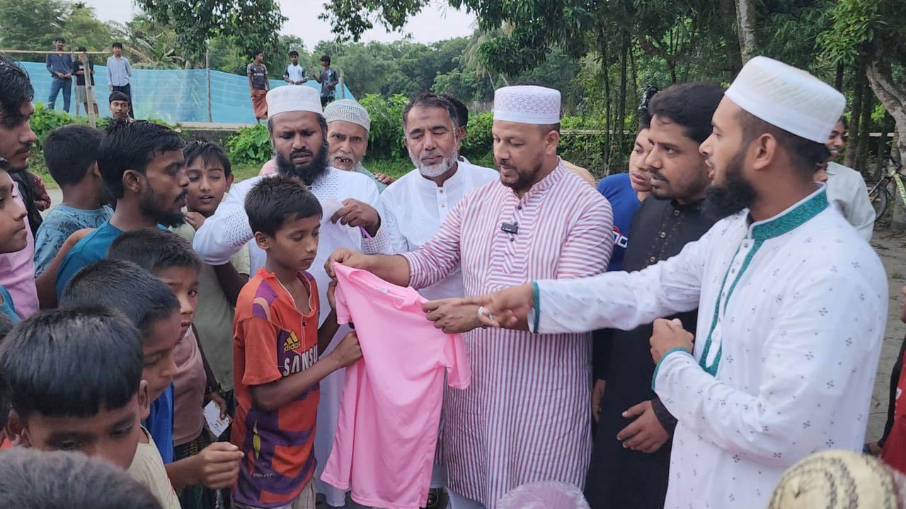 মাদক ও মোবাইল আসক্তি থেকে মুক্ত রাখতে জামায়াতের ক্রীড়া সামগ্রী বিতরণ