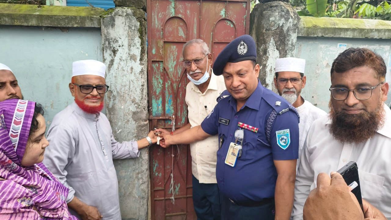 মাদক ও কিশোর গ্যাং ঠেকাতে হাসপাতালের গেটে জামায়াত এমপির তালা