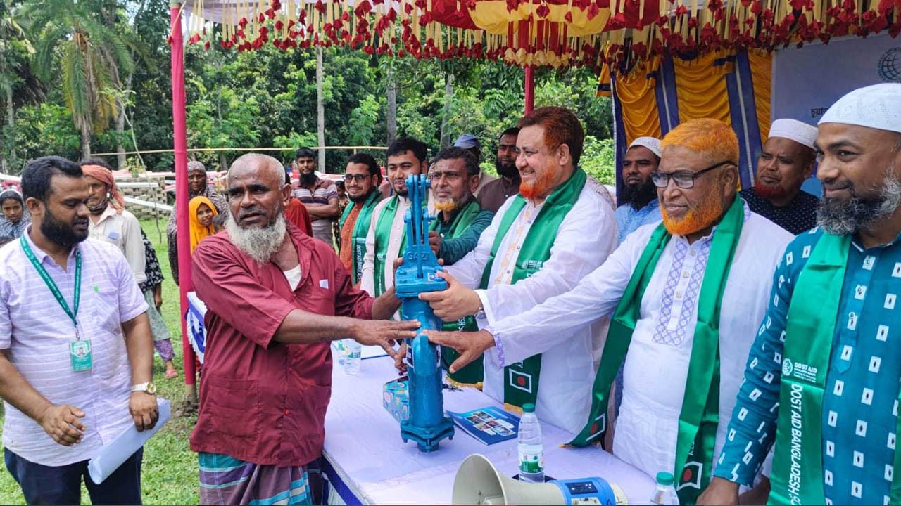 চুয়াডাঙ্গায় দোস্ত এইডের উদ্যোগে ৫০ পরিবারের মাঝে টিউবওয়েল বিতরণ